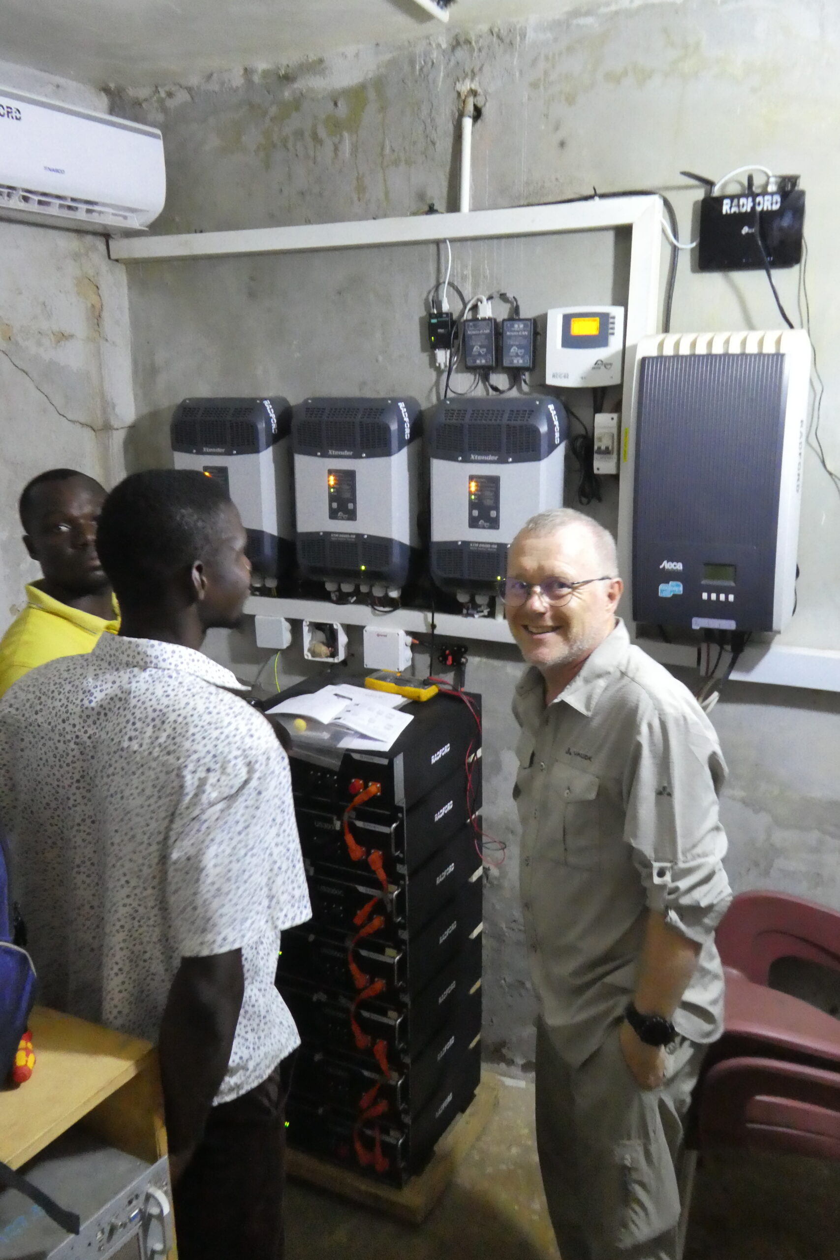 Werner Bosuglo und Carlos im Batterieraum vom Radio Radford in Tumu