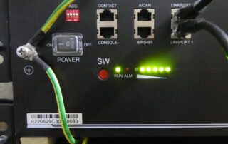 Lichter an der Batterie zeigen an, wieviel Strom die Batterie gespeichert hat.